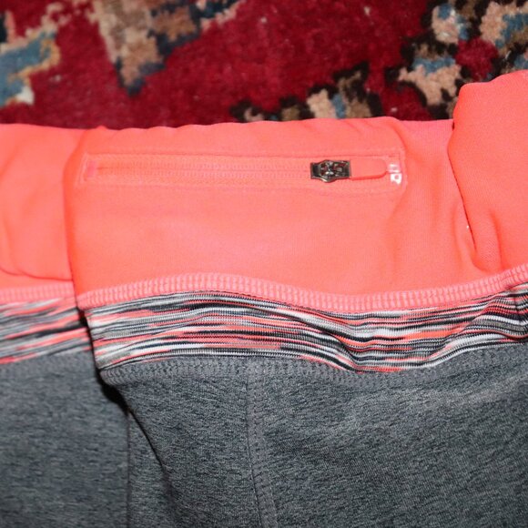 Cropped Athleisure tights. - Picture 4 of 4